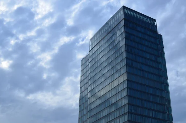 Buitenkant Van Prachtige Moderne Wolkenkrabber Tegen Blauwe Lucht — Stockfoto