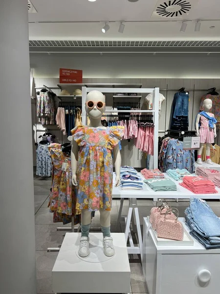 Warsaw Lengyelország 2022 Július Modern Butik Stílusos Gyermekruhákkal — Stock Fotó