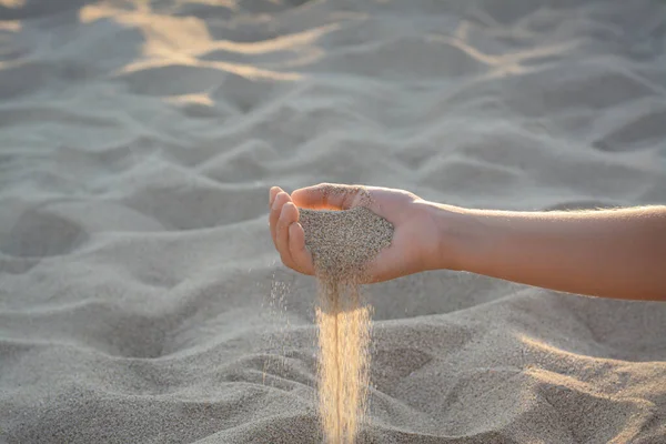 Menina Derramando Areia Mão Livre Close Conceito Tempo Fugaz — Fotografia de Stock