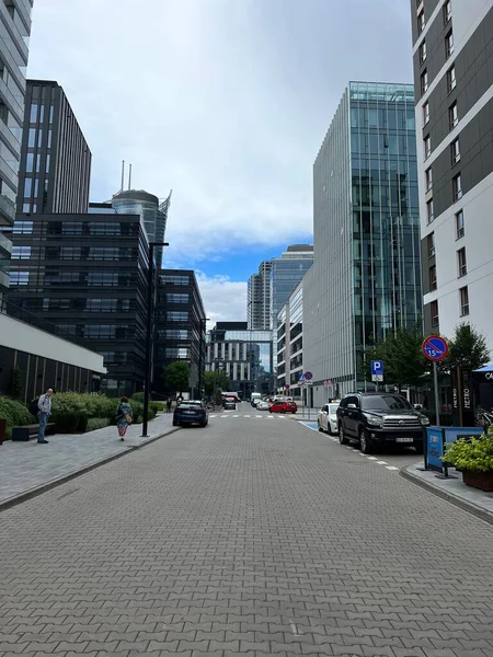 Varşan Poland Temmuz 2022 Şehir Caddesindeki Modern Binaların Arabaların Güzel — Stok fotoğraf