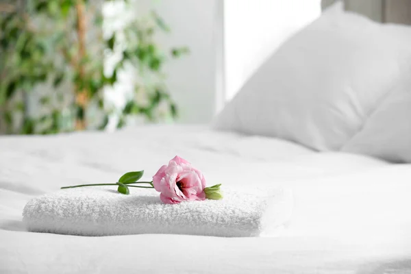 Weißes Handtuch Mit Schöner Blume Auf Dem Bett Drinnen Platz — Stockfoto