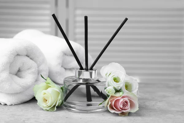 Handtücher Schilfrohr Und Blumen Auf Grauem Tisch Drinnen — Stockfoto
