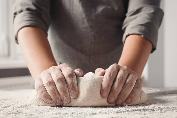 Man Kneden Deeg Aan Tafel Keuken Close — Stockfoto