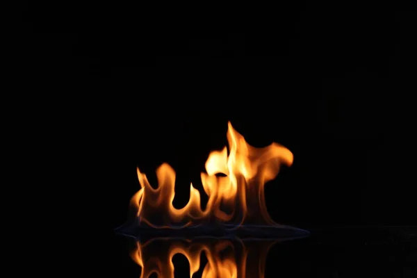 Schöne Ansicht Von Flammendem Wodka Auf Schwarzem Hintergrund — Stockfoto