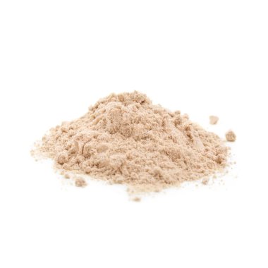 Beyaz üzerine izole edilmiş karabuğday unu yığını
