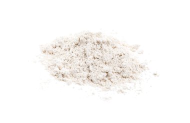 Beyaz üzerine izole edilmiş yulaf unu yığını.