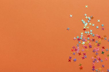 Mercan zemin üzerinde parlak renkli parıltı, üst manzara. Metin için boşluk