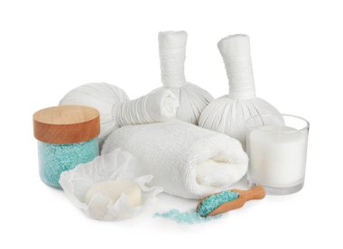 Beyaz üzerine izole edilmiş farklı vücut bakım ürünleriyle güzel bir spa kompozisyonu