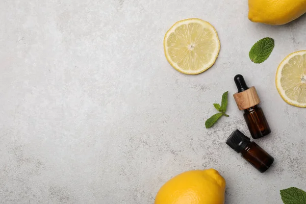 Botol Jeruk Minyak Esensial Dan Lemon Segar Meja Cahaya Berbaring — Stok Foto