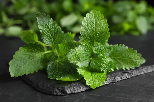 Färska Gröna Citronmeliss Blad Svart Bord Närbild — Stockfoto