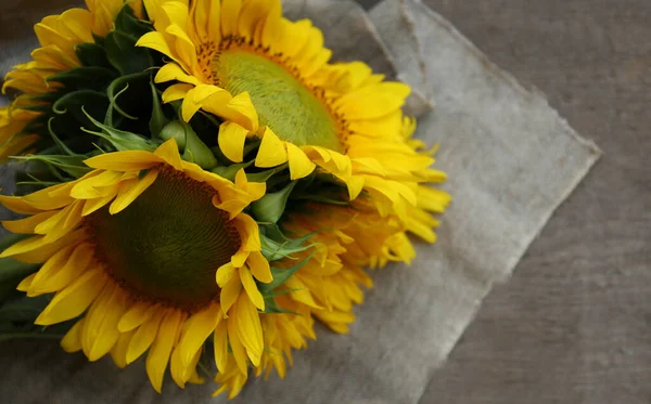 Beautiful Sunflowers Cloth Wooden Table Space Text — Stock Photo, Image