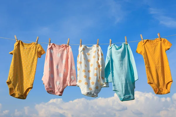 Čisté Dětské Jednohubky Visící Šňůře Proti Obloze Sušené Oblečení — Stock fotografie