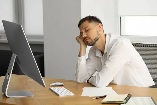 Hombre Somnoliento Descansando Lugar Trabajo Oficina —  Fotos de Stock