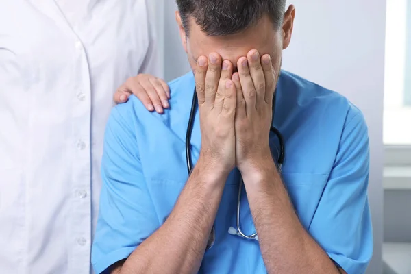 Доктор Прикриває Обличчя Руками Колега Втішає Його Лікарні — стокове фото