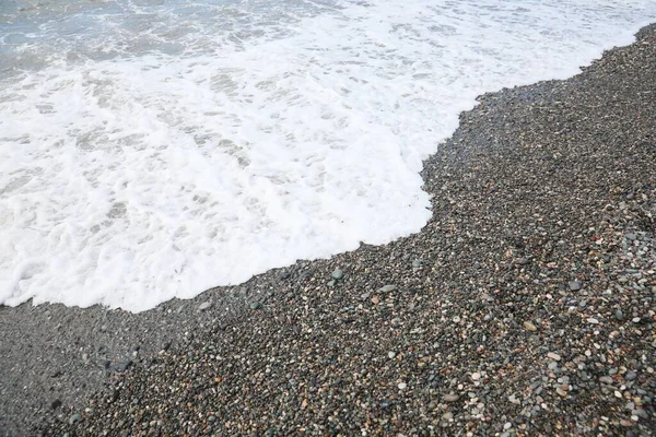 Malebný Výhled Krásnou Mořskou Vlnu Oblázkové Pláži — Stock fotografie