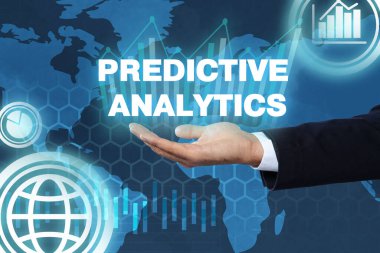 Tahmini analitik kavramı. İş adamı, dünya haritası ve renk arkaplanı üzerindeki sanal simgeler, yakın plan