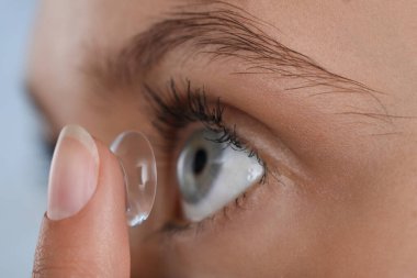 Genç kadının gözüne closeup Kontakt lens koyarak