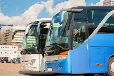 Güneşli bir günde modern otobüsleri olan toplu taşıma istasyonu