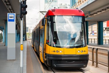 Güneşli bir günde tramvay yakınında modern tramvay. Toplu taşıma