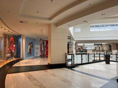 SAVAŞ, POLAND - 13 Temmuz 2022: Birçok mağazası olan büyük bir alışveriş merkezi