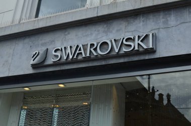 Amsterdam, Hollanda - 18 Haziran 2022: Swarovski aksesuar dükkanı logosu açık hava inşaatı üzerine
