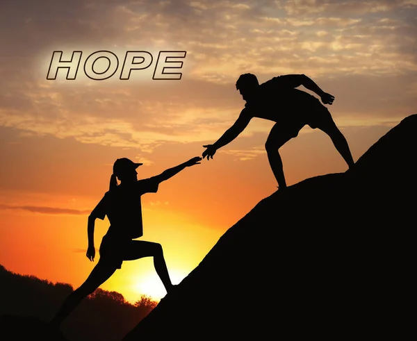 Концепция Надежды Мужчина Помогает Женщине Подняться Холм Закате — стоковое фото
