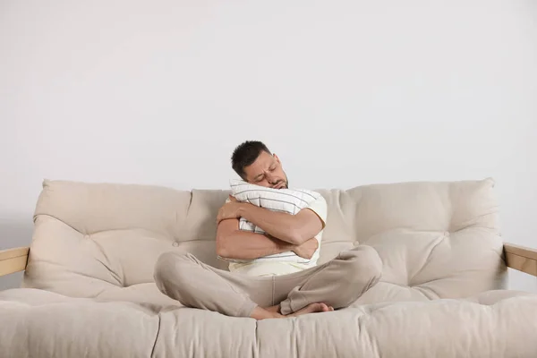 Hombre Somnoliento Abrazando Almohada Sofá Casa —  Fotos de Stock