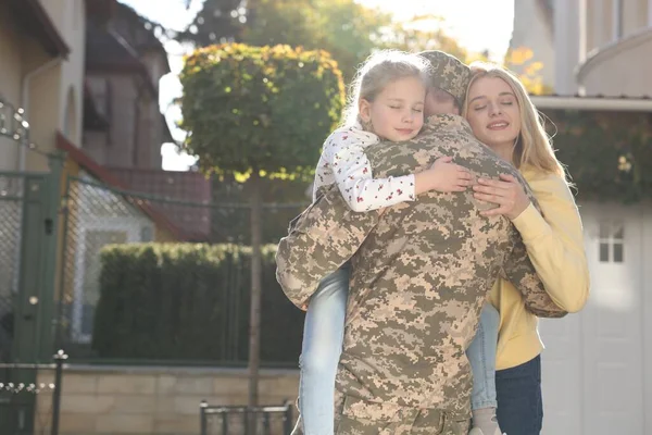 Dochter Vrouw Knuffelen Soldaat Oekraïense Militaire Uniform Buiten Ruimte Voor — Stockfoto
