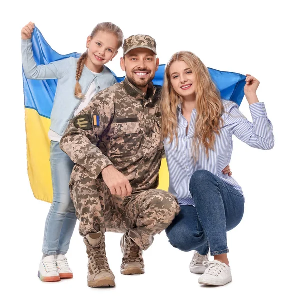 Voják Vojenské Uniformě Sešel Svou Rodinou Ukrajinskou Vlajkou Bílém Pozadí — Stock fotografie