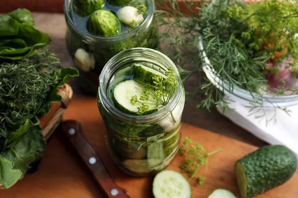 Üvegek Friss Uborkák Gyógynövények Asztalon Ecetes Recept — Stock Fotó