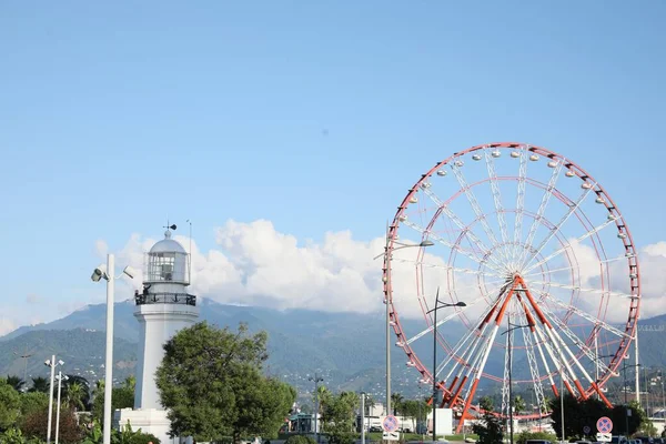 Batumi Geórgia Outubro 2022 Roda Gigante Farol Cidade Perto Montanhas — Fotografia de Stock