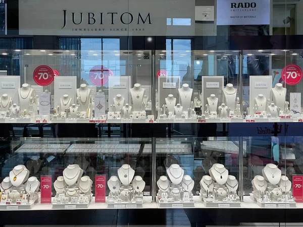 2022年7月13日 在购物中心展示了朱比特姆商店漂亮珠宝的橱窗 — 图库照片