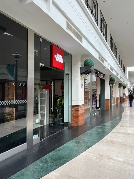 SAVAŞ, POLAND - 13 Temmuz 2022: Birçok mağazası olan büyük bir alışveriş merkezi