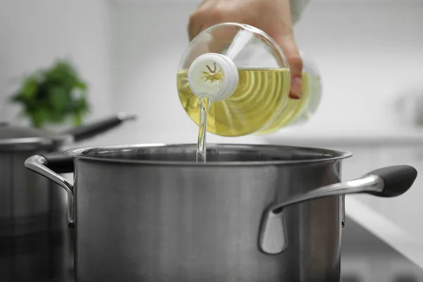 Woman Pouring Cooking Oil Bottle Pot Kitchen Closeup — Stock Photo, Image