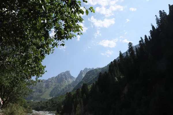 Мальовничий Вид Красивий Гірський Пейзаж Під Блакитним Небом — стокове фото
