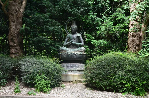 Estatua Bronce Parque Entre Vegetación Verde —  Fotos de Stock