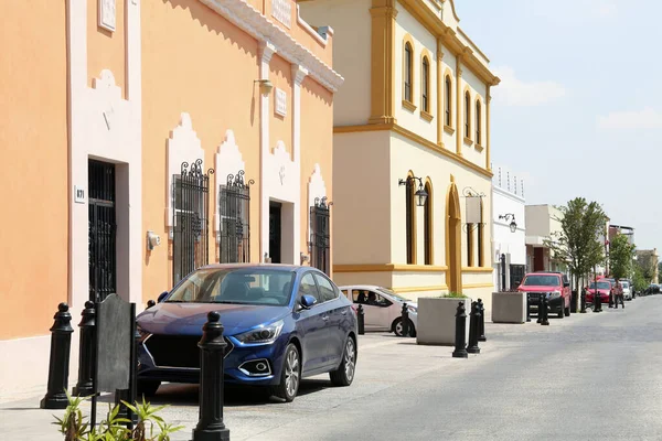 Hermosa Vista Calle Ciudad Con Edificios Modernos Coches Aparcados —  Fotos de Stock