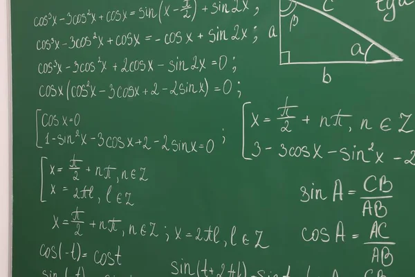 Nombreuses Formules Mathématiques Écrites Sur Tableau Vert — Photo