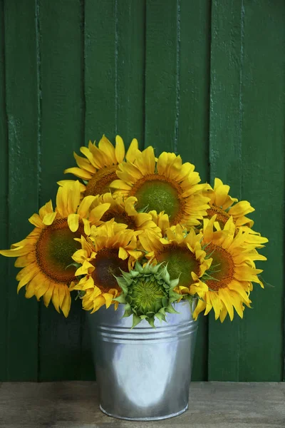 Strauß Schöner Sonnenblumen Eimer Auf Holztisch Der Nähe Der Grünen — Stockfoto