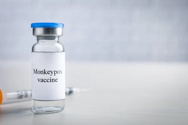 Вакцина Monkeypox Скляному Флаконі Шприці Білому Дерев Яному Столі Простір — стокове фото