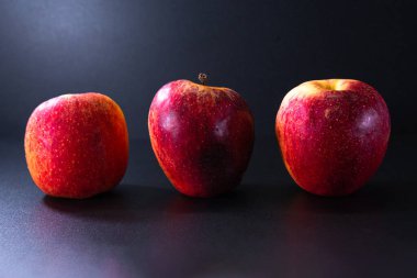 siyah arka plan üzerine taze elma