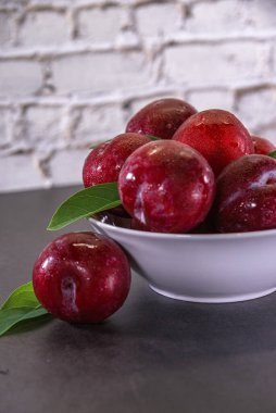 Siyah Masadaki Taze Erikler ve Beyaz Döşemeler Arkaplanı