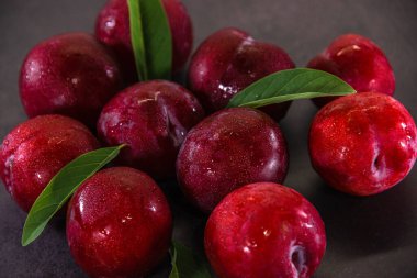 Siyah Masadaki Taze Erikler ve Beyaz Döşemeler Arkaplanı