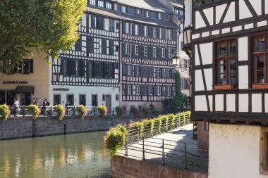 Strasbourg, Fransa - 21 Eylül 2022: nehir kanalı olan eski bir kasaba, güzel antik evler. Yaz günü