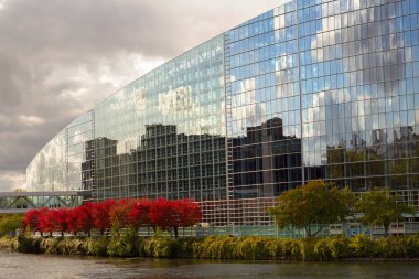 Strasbourg, Fransa. 8 Ekim 2022. Avrupa Parlamentosu. Binanın ve nehrin cam cephesi. Sonbahar günü, güzel ağaçlar ve bulutlar