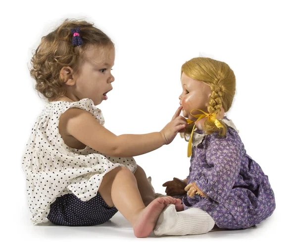 彼女は人形で遊んで赤ちゃん女の子 — ストック写真