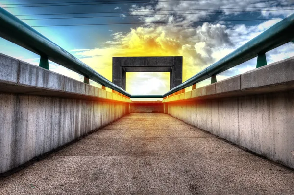 gökyüzünde ateş halkası ile kapı