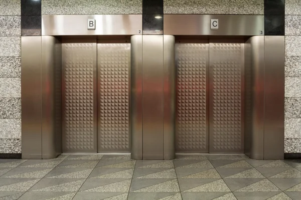 Due ascensori con porte in metallo — Foto Stock