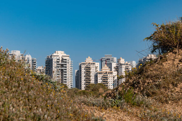 Гадор заповедник, Хадера, Израиль, 12 апреля; Здания комплекса возникает за холмом.