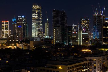 Şehrin gökyüzü manzarası, Tel Aviv, İsrail 7.2022 bina ve gece gökdelenleri